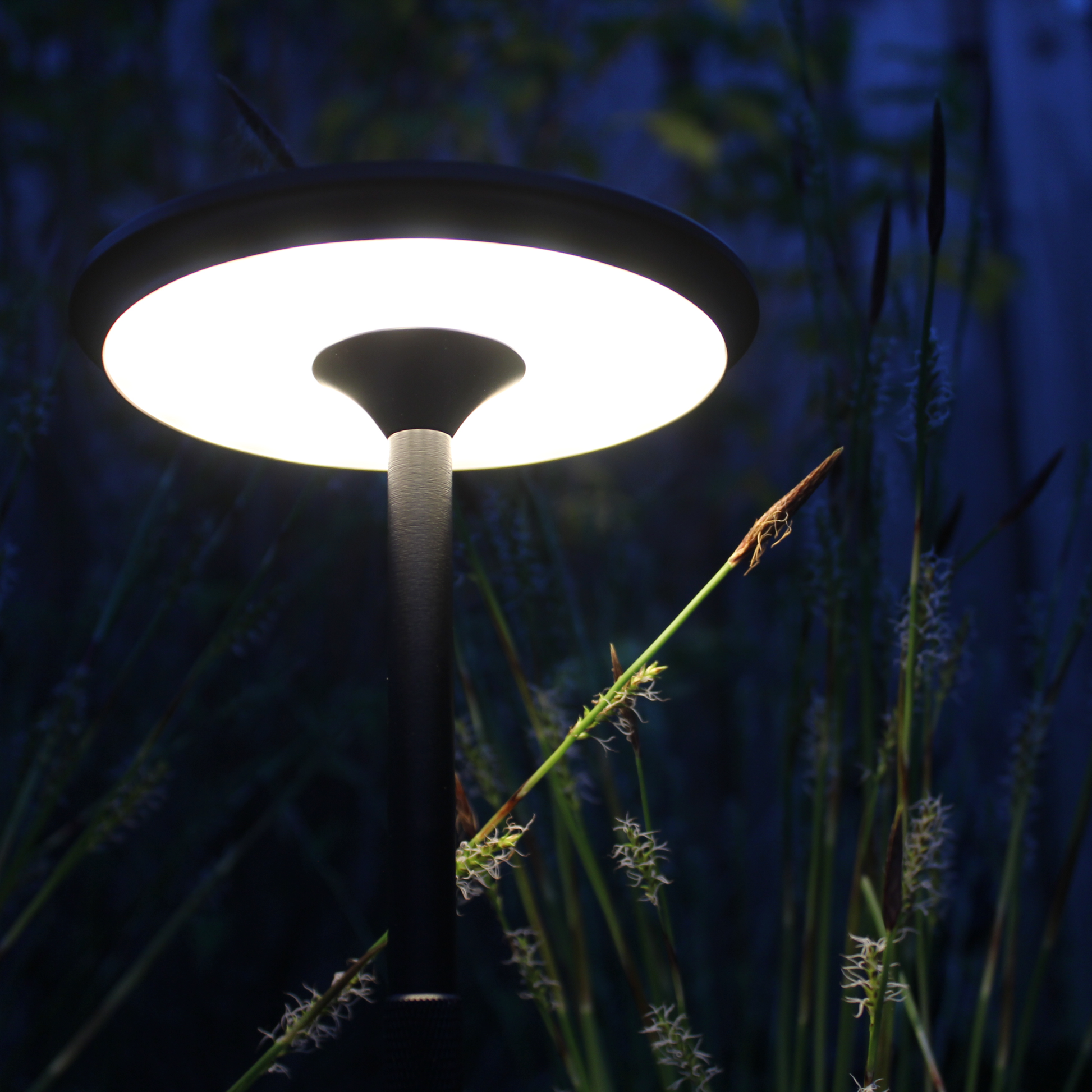 Tafellamp Pluto Zwart Sfeer Donker